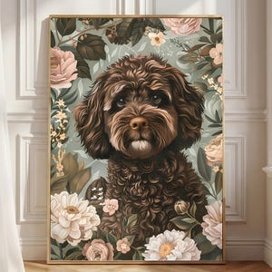 Può includere: Una stampa d'arte incorniciata raffigurante il ritratto di un cane marrone dal pelo riccio, circondato da una composizione botanica di fiori rosa tenue e bianchi, foglie verdi e piccoli fiori gialli su uno sfondo verde salvia.