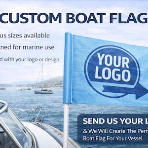 Op de afbeelding: Een lichtblauwe aangepaste bootvlag met de tekst "YOUR LOGO" in een witte cirkel met een blauwe pijl. De vlag staat op een boot, met de tekst "CUSTOM BOAT FLAG" bovenaan. De tekst "SEND US YOUR LOGO" staat onderaan.