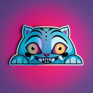 Peut inclure: Un autocollant holographique représentant une créature stylisée de couleur bleue ressemblant à un chat, avec de grands yeux jaunes, un large sourire montrant des dents pointues et deux pattes posées en bas. Finition irisée et réfléchissante.