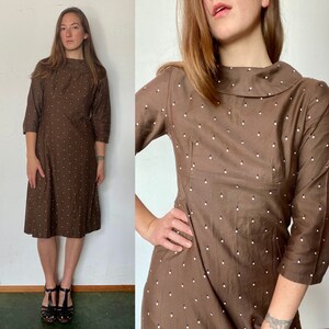 1960s handmade brown & white daisy shift dress w/ round collar