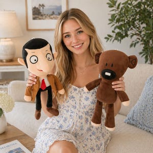 Può includere: Due peluche: uno che assomiglia a un personaggio dei cartoni animati con una giacca marrone, pantaloni neri e una cravatta rossa, e un orsacchiotto marrone con la bocca bianca. I giocattoli sono tenuti da una persona che indossa un vestito floreale.