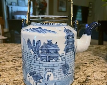 Vintage Blau und Weiße Teekanne mit Messing Griff