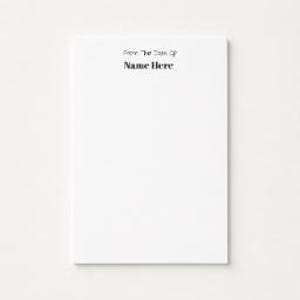 以下が含まれることがあります： 上部に黒字で「From The Desk Of」と続き、その下にプレースホルダーテキスト「Name Here」が中央揃えで印刷された、長方形の白いメモ帳。メモ帳は、垂直方向に積み重ねられた複数の空白の紙で構成されています。