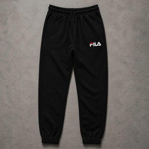 Puede incluir: Pantal&oacute;n deportivo negro con cintura el&aacute;stica y cord&oacute;n. El logotipo de Fila en blanco y rojo est&aacute; en la pierna izquierda. El pantal&oacute;n tiene dos bolsillos laterales y pu&ntilde;os acanalados en los tobillos.