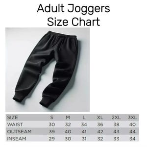 Puede incluir: Pantalones de jogging negros para adultos con cintura con cord&oacute;n y pu&ntilde;os acanalados. La imagen incluye una tabla de tallas con medidas de cintura, largo exterior e interior de pierna para las tallas S a 3XL. El texto en la parte superior dice "Adult Joggers Size Chart."