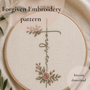 Op de afbeelding: Een borduurring met een kruisontwerp. Het woord "Forgiven" is verticaal geborduurd, met bloemaccenten, roze rozen en groene bladeren. De tekst "Forgiven Embroidery pattern" is ook aanwezig.