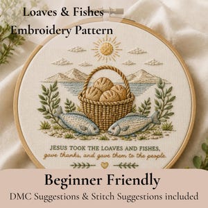 Pode incluir: Um padrão de bordado num bastidor de madeira apresenta um cesto de pão, dois peixes e um sol. O texto "Loaves & Fishes Embroidery Pattern" está no topo. O texto "JESUS TOOK THE LOAVES AND FISHES, gave thanks, and gave them to the people." está na parte inferior.