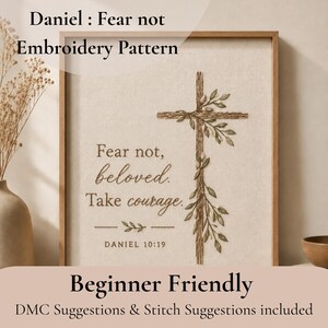 Pode incluir: Um padrão de bordado emoldurado com o texto "Não temas, amado. Coragem." e "Daniel 10:19." O design apresenta uma cruz com detalhes de folhas. O texto "Daniel: Não temas Padrão de bordado" está no topo. Em baixo está "Amigável para iniciantes".