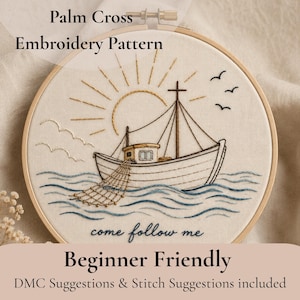 Pode incluir: Um bastidor de bordado com um barco na água, um sol e pássaros. O texto "Palm Cross Embroidery Pattern" e "come follow me" estão incluídos. O design é rotulado como "Beginner Friendly".