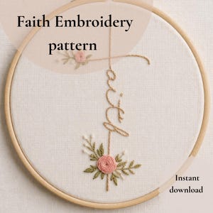 以下が含まれることがあります： 「Faith Embroidery pattern」と「Instant download」の文字が入った刺繍枠。 「Faith」の文字は筆記体で刺繍されており、十字架のデザインが施されています。 刺繍にはピンクのバラと緑の葉が描かれています。