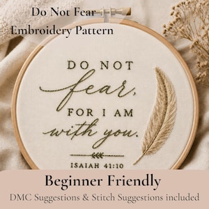 Puede incluir: Un bastidor de bordado con el texto "Do Not Fear" y "Embroidery Pattern". El diseño presenta las palabras "Do Not Fear, For I Am With You" y una pluma. También se incluye el texto "ISAIAH 41:10". Las palabras "Beginner Friendly" están en la parte inferior.