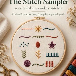 Puede incluir: Un bastidor de bordado con una muestra de 15 puntadas sobre tela color hueso. El texto dice: The Stitch Sampler, 15 essential embroidery stitches, A printable practice hoop & step-by-step stitch guide, Thistle & Thread STUDIO.