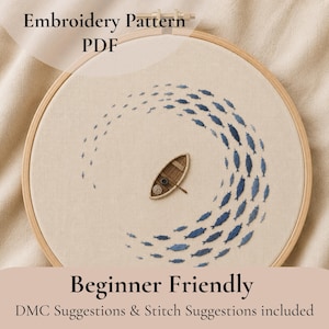 Pode incluir: Padrão de bordado em um bastidor de madeira. O design apresenta um pequeno barco cercado por um cardume de peixes azuis. O texto "Embroidery Pattern PDF" e "Beginner Friendly" são exibidos.