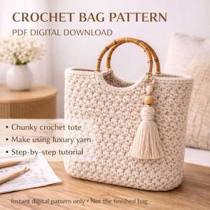 Op de afbeelding: Een crèmekleurige gehaakte tote bag met bamboe handvatten en een kwastje. De afbeelding bevat de tekst "CROCHET BAG PATTERN PDF DIGITAL DOWNLOAD". Extra tekst benadrukt kenmerken zoals een chunky ontwerp, het gebruik van luxe garen en een stapsgewijze tutorial.