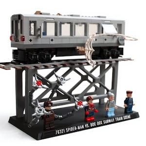 Peut inclure: Un ensemble de construction LEGO représentant un métro gris sur des voies surélevées, avec quatre figurines dont Doc Ock avec des bras mécaniques et Spider-Man. La base noire affiche le texte 76321 SPIDER-MAN VS. DOC OCK SUBWAY TRAIN SCENE.