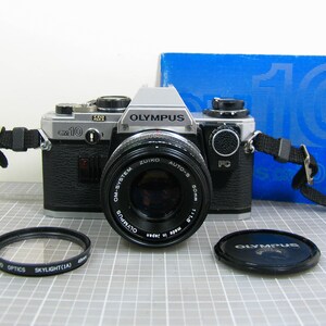 Appareil photo reflex Olympus OM-10FC 35 mm avec un objectif F. Zuiko 50 mm f/1.8 Prime 1982 Japon