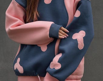 Übergroßer rosa und schieferblauer gewellter Hoodie mit integriertem organischem Patchwork