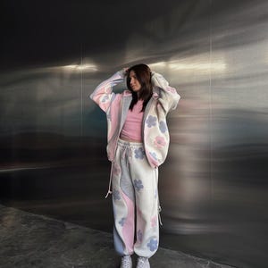 Träningsset med pastellfärgade blommiga lappmönster | Vågig huvtröja och byxor, loungewear, Roomoca Stretwear