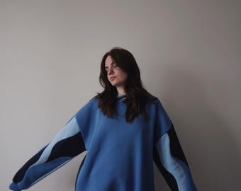 Oversized Blaues Monochrome Sweatshirt mit Gewellten Color-Block Ärmeln und Regulierbarer Saum
