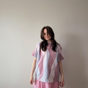 T-shirt patchwork ondulata color pastello, maglietta lavanda azzurra, top a maniche corte color block rosa melange