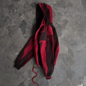 Sudadera con capucha y cremallera con estampado de retazos ondulados, sudadera con bloques de color burdeos y marrón, suéter con capucha.
