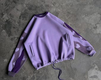 Übergroßes lavendelfarbenes Sweatshirt mit gewellten Ärmeln mit Herzmuster und verstellbarem Saum
