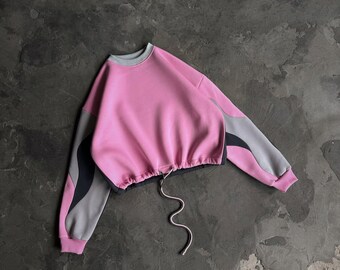 Golvend roze sweatshirt, grijze ronde hals met kleurvlakken, trui met abstract patroon, gezellige uniseks streetwear
