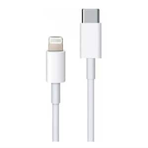 Può includere: Un cavo di ricarica bianco con un connettore Lightning e un connettore USB-C. Il cavo è progettato per la ricarica e il trasferimento dati. I connettori sono bianchi e il cavo è dritto.