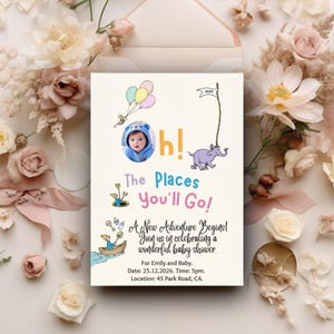 Könnte beinhalten: Eine rechteckige Einladungskarte zur Babyparty mit einem kreisförmigen Foto eines Babys in einer blauen Bärenmütze, einem lila Elefanten sowie Illustrationen von einem Boot und Luftballons. Der Text lautet: Oh! The Places You'll Go! A New Adventure Begins!