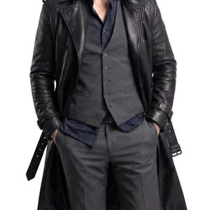 Casaco de couro preto do Zeno, inspirado em Resident Evil Requiem, ideal para cosplay de RE9, presente perfeito para gamers e para o Halloween.