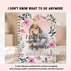Può includere: Quaderno a spirale con il testo "I Don't Know What To Do Anymore". La copertina presenta un'illustrazione ad acquerello di una donna con la testa tra le mani, circondata da fiori rosa e foglie verdi. Il quaderno è per le madri.