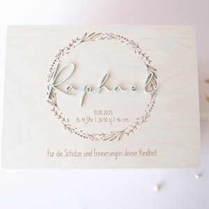 Große Erinnerungskiste personalisiert mit Name als individuelles Geschenk aus Holz zur Taufe oder Geburt von Tales of Marley in 5 Größen