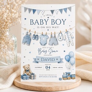 Può includere: Un invito per baby shower con bandierine blu, vestiti da neonato appesi a un filo, un orsacchiotto con regali e un trenino giocattolo blu. Il testo include A SWEET BABY BOY IS ON HIS WAY, JOIN US FOR A BABY SHOWER HONORING DAVID, AUGUST 04, 20XX.