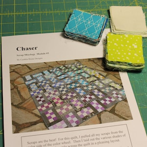 Op de afbeelding: Een gedrukte handleiding voor een quiltproject genaamd "Chaser" uit Scrap Mixology Module #3 van Cynthia Brune Designs. De handleiding toont een kleurrijk quilt met een schaakbordpatroon en bevat instructies voor het maken van de quilt.