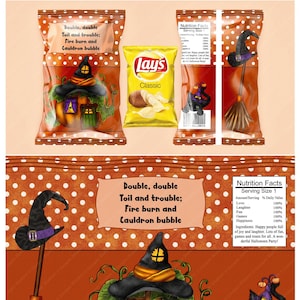Puede incluir: Una bolsa de patatas fritas con temática de Halloween con una casa de calabaza con un sombrero de bruja, una escoba y un gato negro. La bolsa es naranja y blanca con lunares y el texto "Double, double Toil and trouble; Fire burn and Cauldron bubble". La bolsa también incluye una bolsa de patatas fritas Lay's Classic.