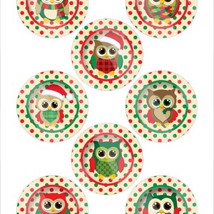 Könnte beinhalten: Acht runde, druckbare Weihnachts-Eulen-Aufkleber mit einem roten und grünen Tupfenhintergrund. Die Eulen tragen Weihnachtsmützen, Schals und Stechpalmen.