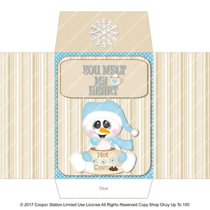 Peut inclure: Un modèle imprimable pour une boîte à dragées représentant un bonhomme de neige tenant une tasse de chocolat chaud. La boîte est décorée d'un motif de flocons de neige bleus et blancs et du texte "You melt my heart".