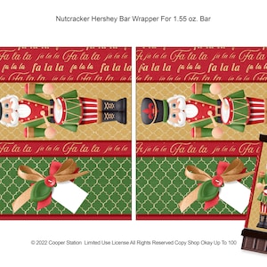 Puede incluir: Envoltorio de barra de chocolate Hershey con un diseño festivo de cascanueces. El envoltorio incluye un fondo rojo y dorado con las palabras "Fa La La" repetidas. También presenta un lazo verde y dorado con una etiqueta en blanco. El envoltorio es para una barra de 44 g.