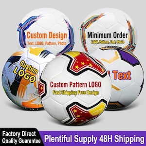 Puede incluir: Varios balones de fútbol blancos con diseños personalizados. Cada balón presenta texto como "Custom Design", "Custom Logo" y "Custom Pattern LOGO". Tienen acentos coloridos y son personalizables.