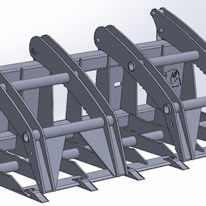 Puede incluir: Un accesorio de garra de metal gris para un tractor o minicargadora. La garra tiene múltiples púas y una mordaza articulada con un borde dentado. El diseño incluye un logotipo en el lateral.