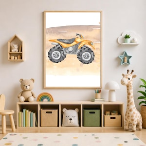Puede incluir: Una impresión en acuarela enmarcada de un quad amarillo con neumáticos negros. La obra de arte está ambientada sobre un fondo neutro con una combinación de colores marrón y beige. La impresión se exhibe en la habitación de un niño con otros elementos decorativos.