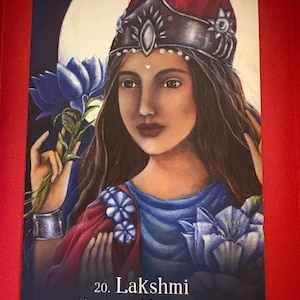 Può includere: Una tazza di ceramica bianca con manico nero e la scritta "But First, Coffee" in nero, in grassetto. La tazza è su una superficie bianca.