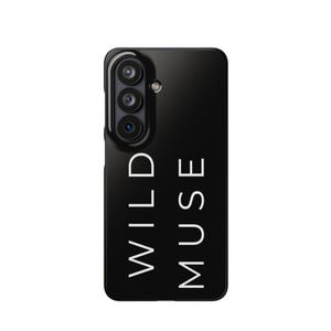 WILD MUSE Telefonskal SVART | Minimalistiskt estetiskt iPhoneskal | Tufft skyddande skal | Modernt statement-skal | Neutralt designertelefonskal