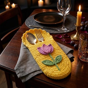 Puede incluir: Una taza de cerámica blanca con asa negra y el texto "But First, Coffee" en negrita negra. La taza se encuentra sobre un fondo borroso, resaltando su diseño limpio.