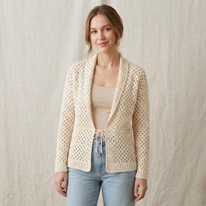 Pode incluir: Um conjunto de três canecas de cerâmica com acabamento manchado e fosco. Cada caneca apresenta uma cor diferente: azul claro, creme e cinza. As canecas têm um design simples e moderno, adequadas para café ou chá.