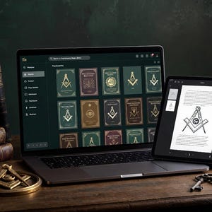 Puede incluir: Un portátil y una tableta muestran símbolos y documentos masónicos. La pantalla del portátil muestra una biblioteca de portadas de libros con emblemas masónicos. Una bandeja de latón con herramientas masónicas y una vela encendida están sobre el escritorio de madera.