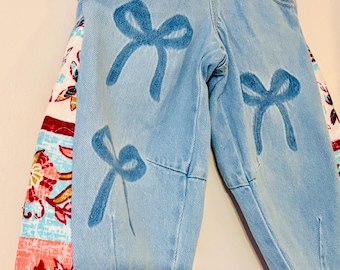 Transforma estos adorables pantalones vaqueros en pantalones acampanados, no hace falta decir más.