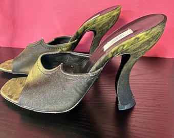 Mules vintage Prada de los años 90, de seda verde con tacón escultural – EU 37.5 / US 7.5