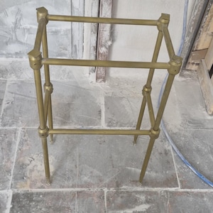 Base de tocador moderna de acero / Soporte de lavabo con consola de acabado dorado, marco de baño de lujo