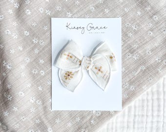 Daisy Hair Bow, Baby Headbands, Newborn Girl Bows, Toddler Headband, Girls Hair Clips, Baby Girl Bows, Fable Bow, Floral Hair Clip